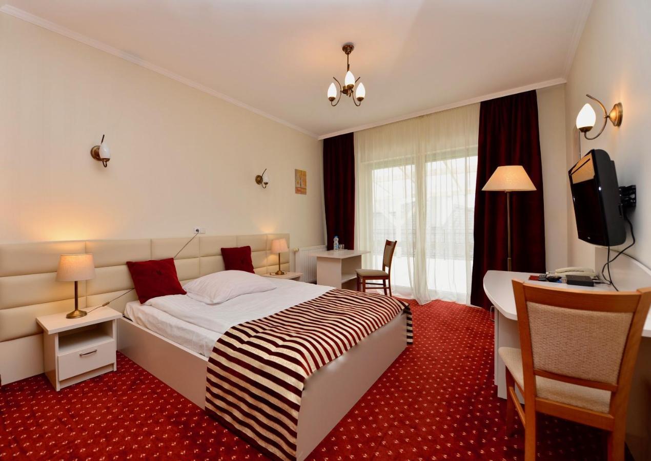 Hotel Lord Debica ภายนอก รูปภาพ